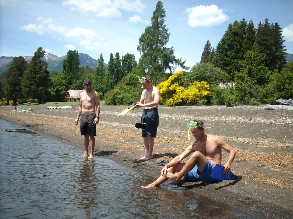 Con Pecas y Seba preparándonos para bucear en el Lago Espejo by lacumbre_190