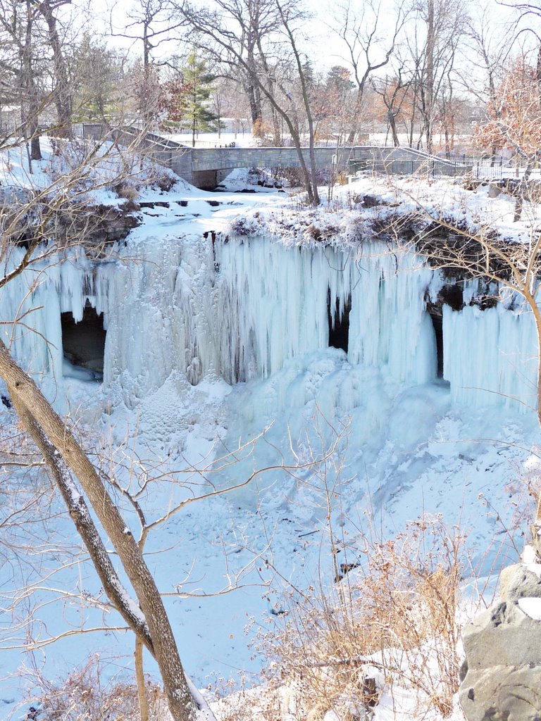 Minnehaha falls- winter 08 by airy033