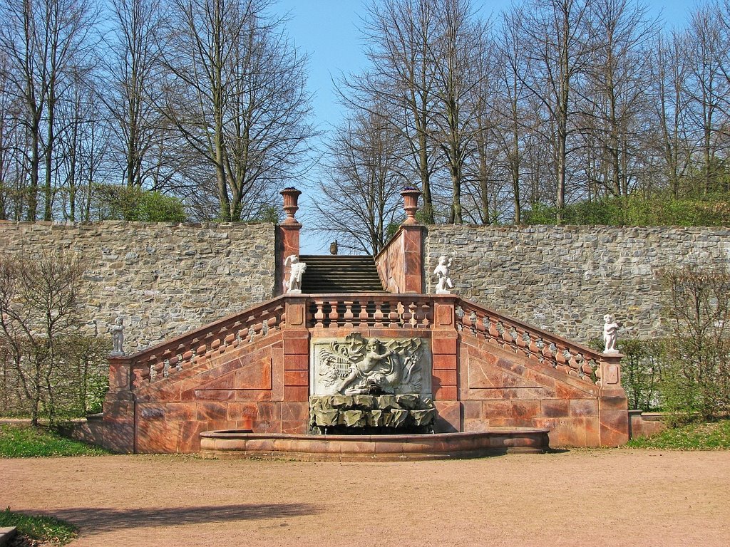 Barockgarten Lichtenwalde - Delphinbrunnen mit Arkadenstück by Rudolf Henkel