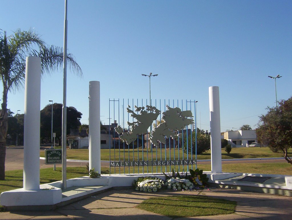 Plazoleta Malvinas Argentina by Edgardo N. ZORZI