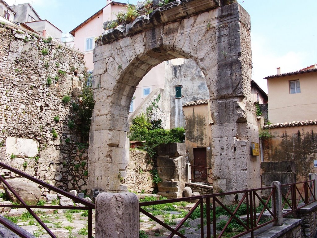 Terracina - Arco quadrifonte - by Angela Minutoli