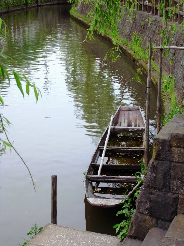 A rotting skiff at Onogawa-stream.nots by nots