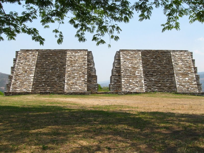 Pirámides Gemelas en Mixco Viejo by Federico del Valle