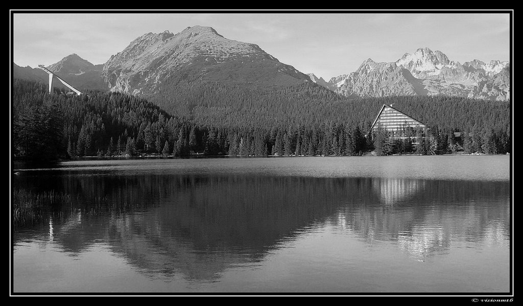 Panoráma Štrbského plesa (B and W) by Martin Bozik