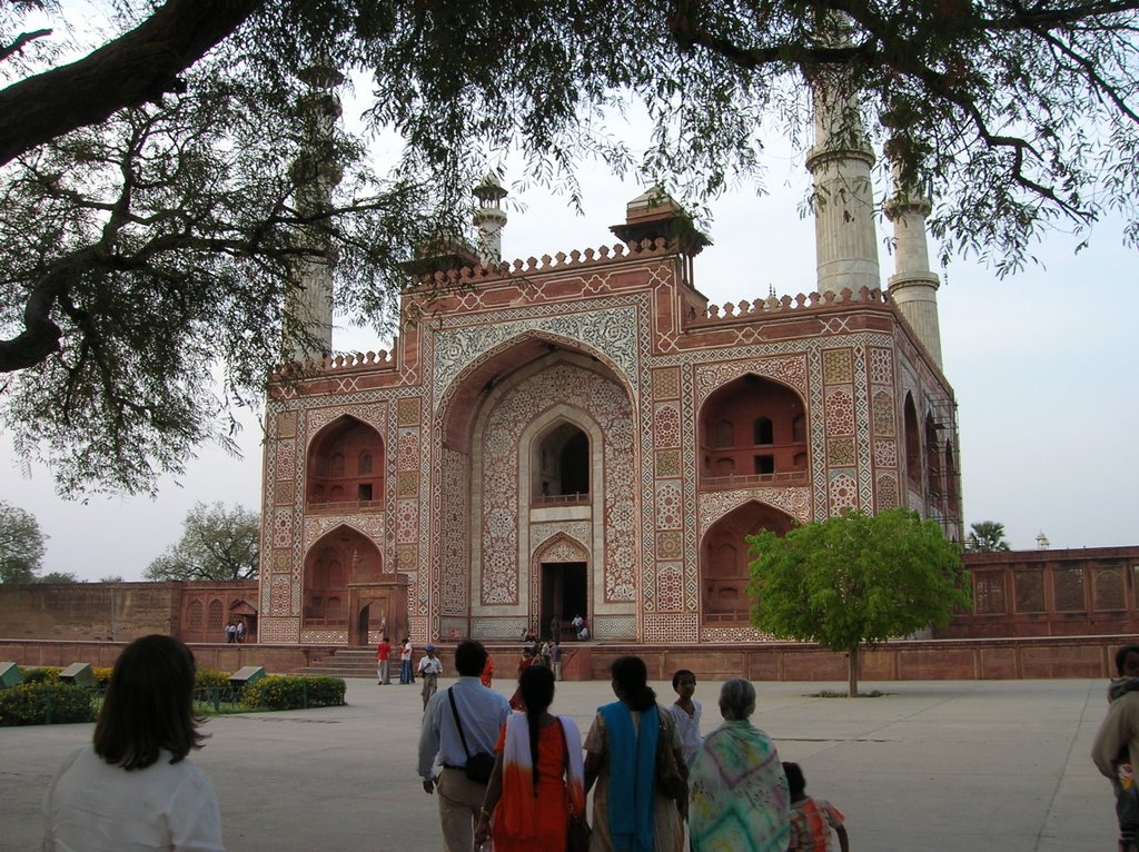 La tumba de Akbar en Sikandra (India). http://mundoporlibre.com by Ricardo Ribalda Menc…