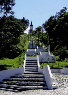 Escadaria da Capela do Pilar - construída em 1714, pelo Capitão Mor Antônio Corrêa de Lemos e abençoada por Frei Pacífico, no dia 25 de março deste mesmo ano, sendo hoje o principal marco religioso da cidade de Ribeirão Pires by FAVassellucci