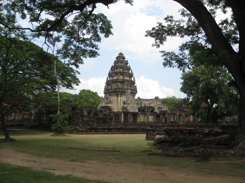 Prasat Hin Phimai by Uraiwan Kanhariang (…