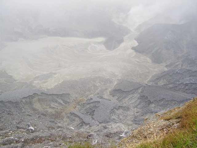 GUNUNG TANGKUBAN PARAHU by mohd salim yunus