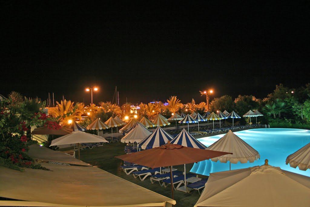 Karthago hotel : piscine de nuit by philippe derosais