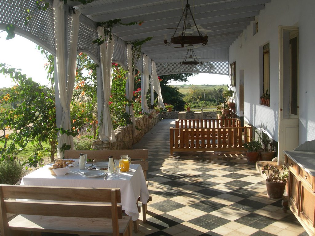 Desayuno en Granja Narbona by Luis Gasperini