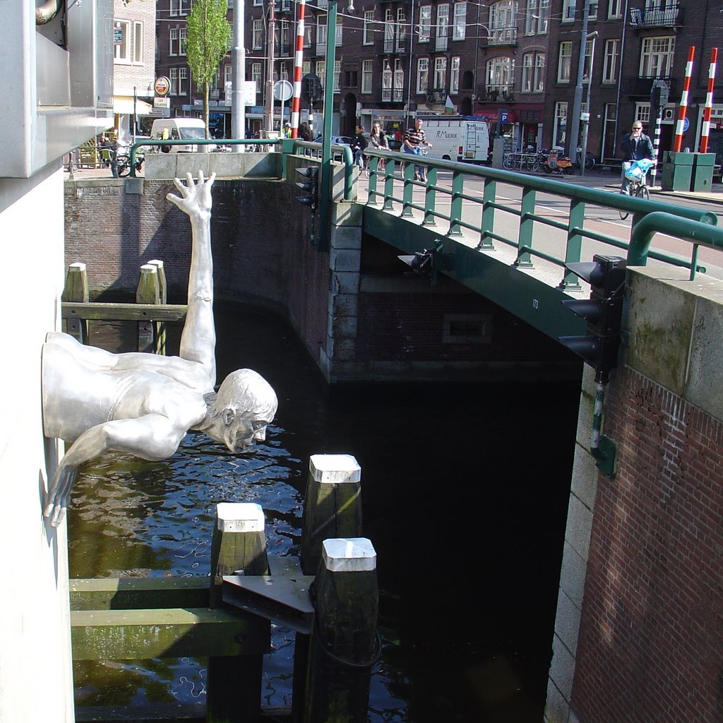 Wiegbrug met kunstwerk by onzehans