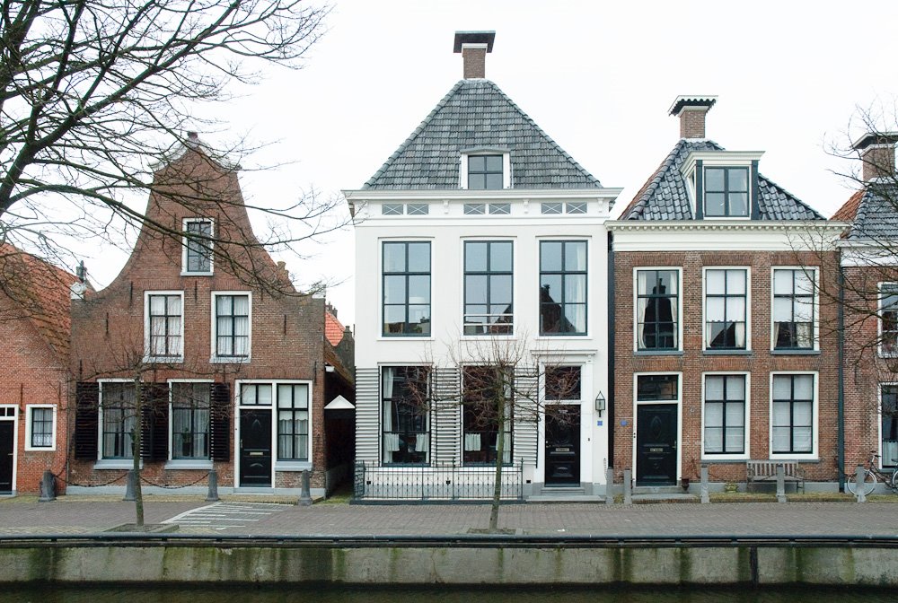 Grachtenhuizen in Makkum by 23 dingen voor musea