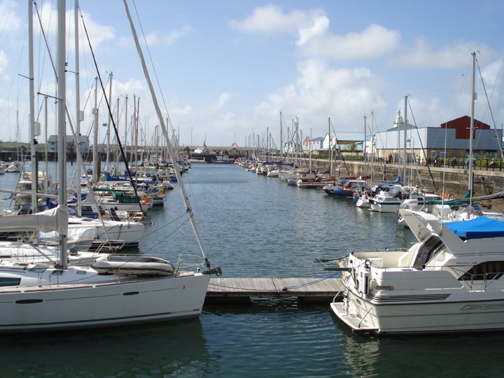 Fleetwood marina by Gordon H