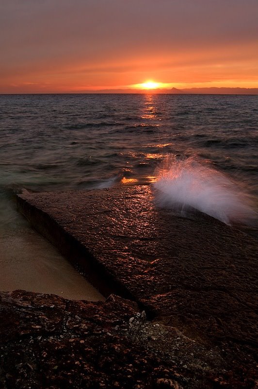 Onde al Tramonto - Il molo di Torri del Benaco by Enrico Grotto