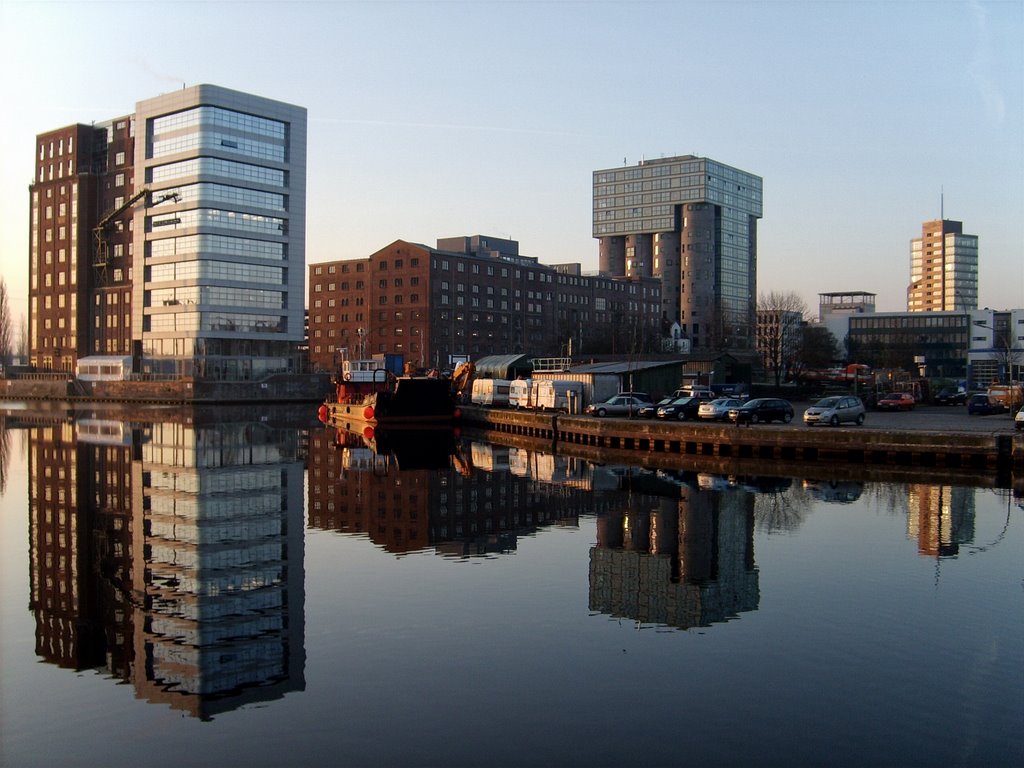 Reflexion im Hafen , Hamburg-Harburg by willytown