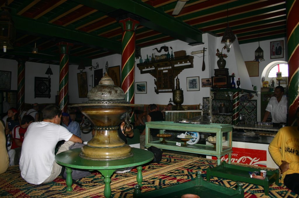 Sidi Bou Saïd : café des nattes ou "délices" vu de l'intérieur by philippe derosais