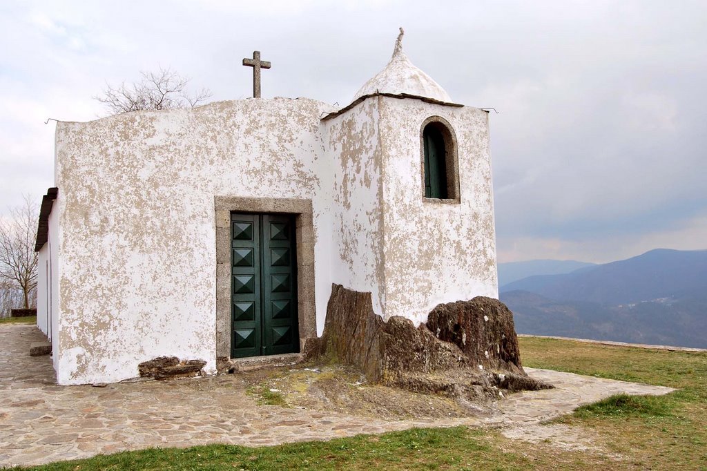 Capela de Nossa Senhora da Mó by Manuel Soares