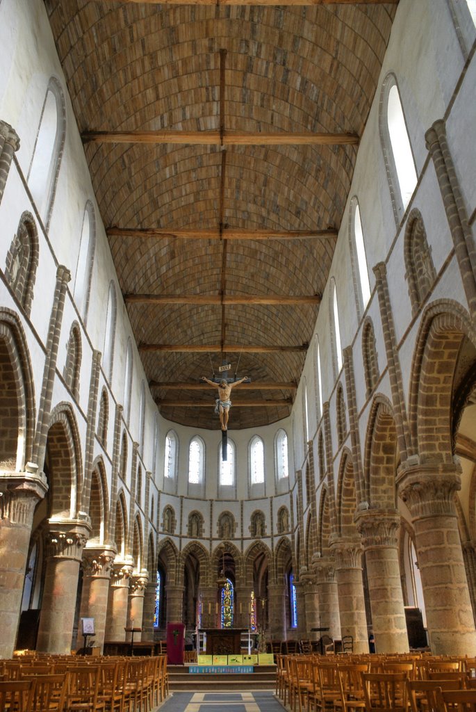 Inside the church, Mortain by Ewanneil