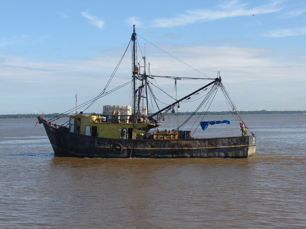 Barco pesqueiro na baia do Guama by judivan Rodrigues