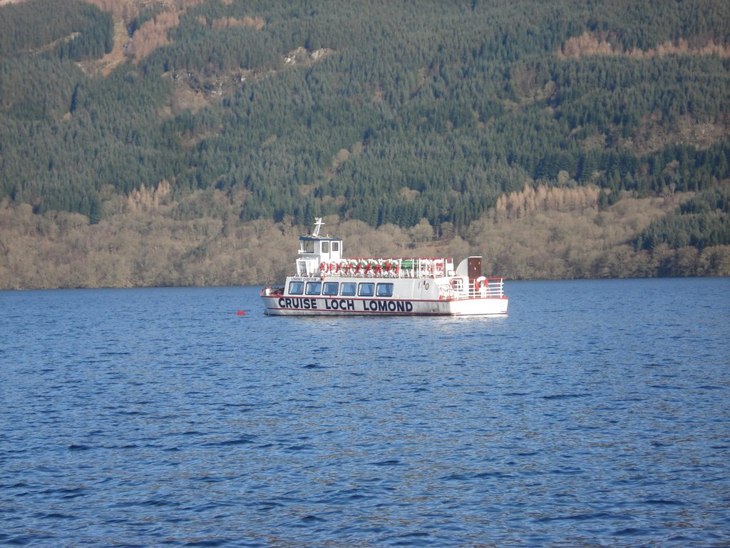 Sétahajó (Cruise Loch Lomond) by Cseke László