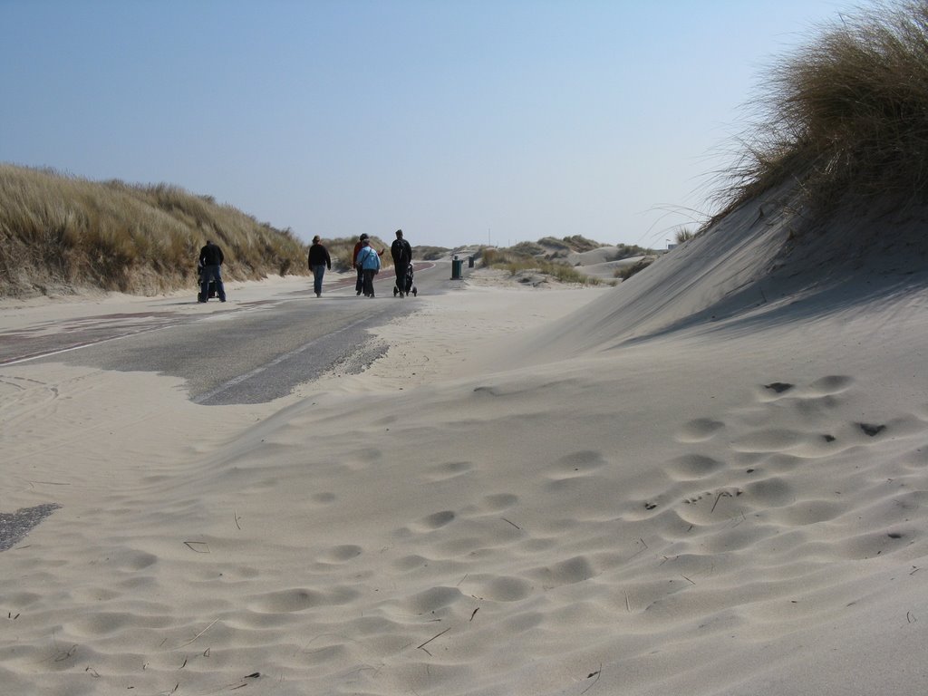 Wandelen door de stuifduinen Burgh Haamstede by theovdkemp