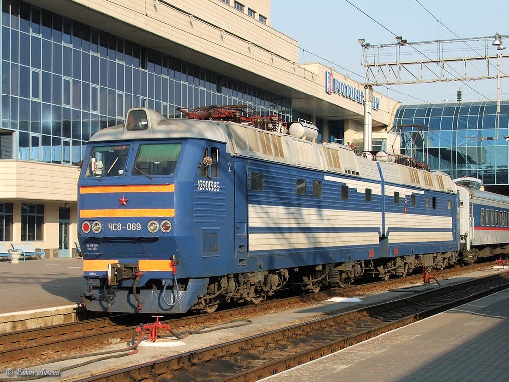 Electric locomotive ChS8-069 with train on the train station Rostov- by Vadim Anokhin