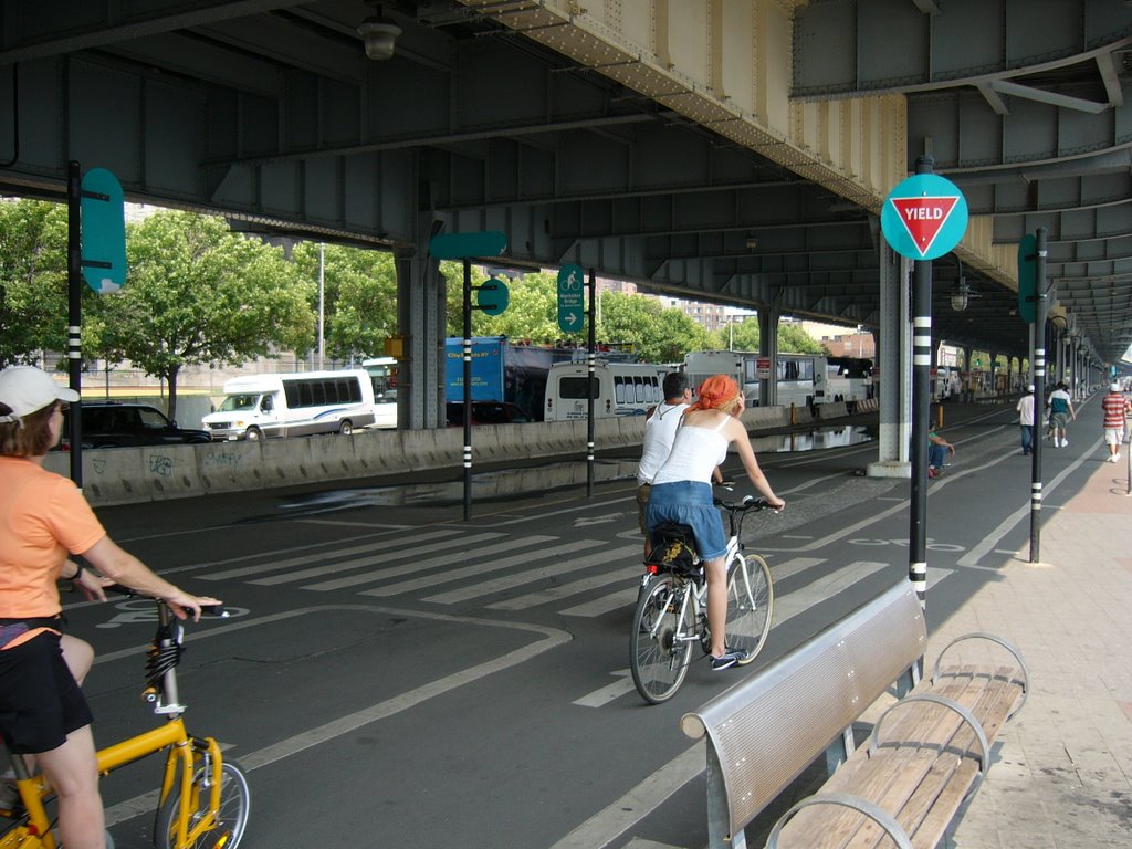 Manhattan, East side, bike way by TwinCat