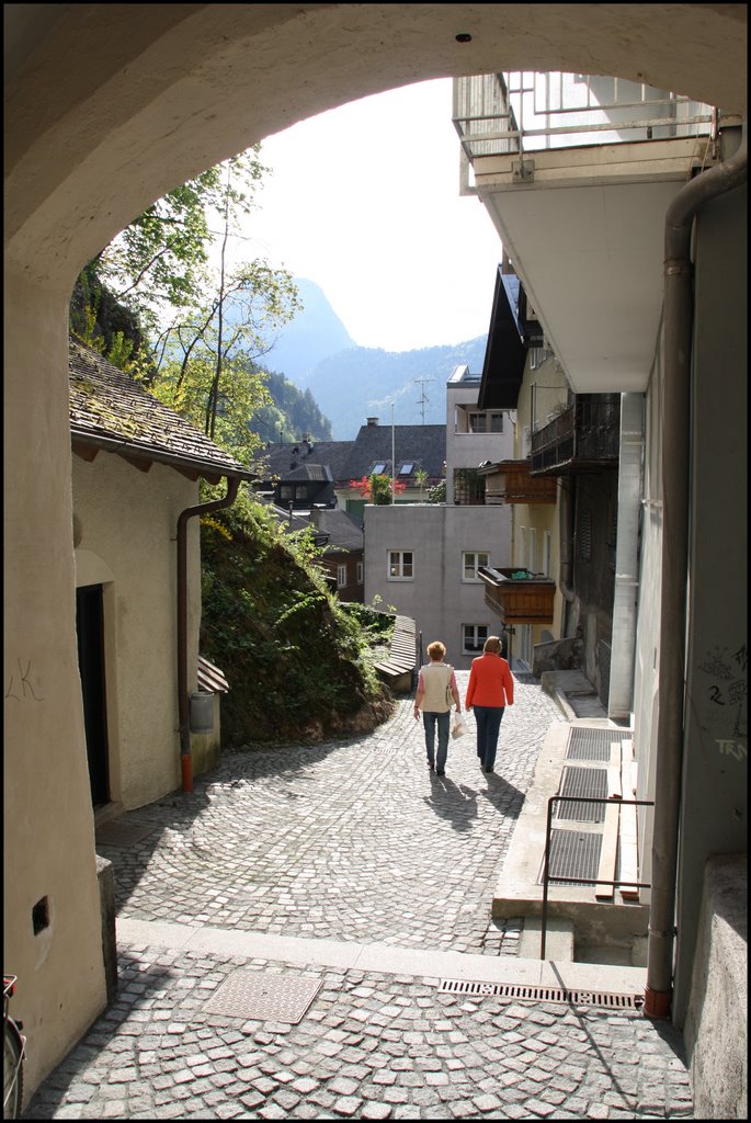 Die Kirchgasse in der Altstadt von Kufstein in Tirol by Ralf Pätzold