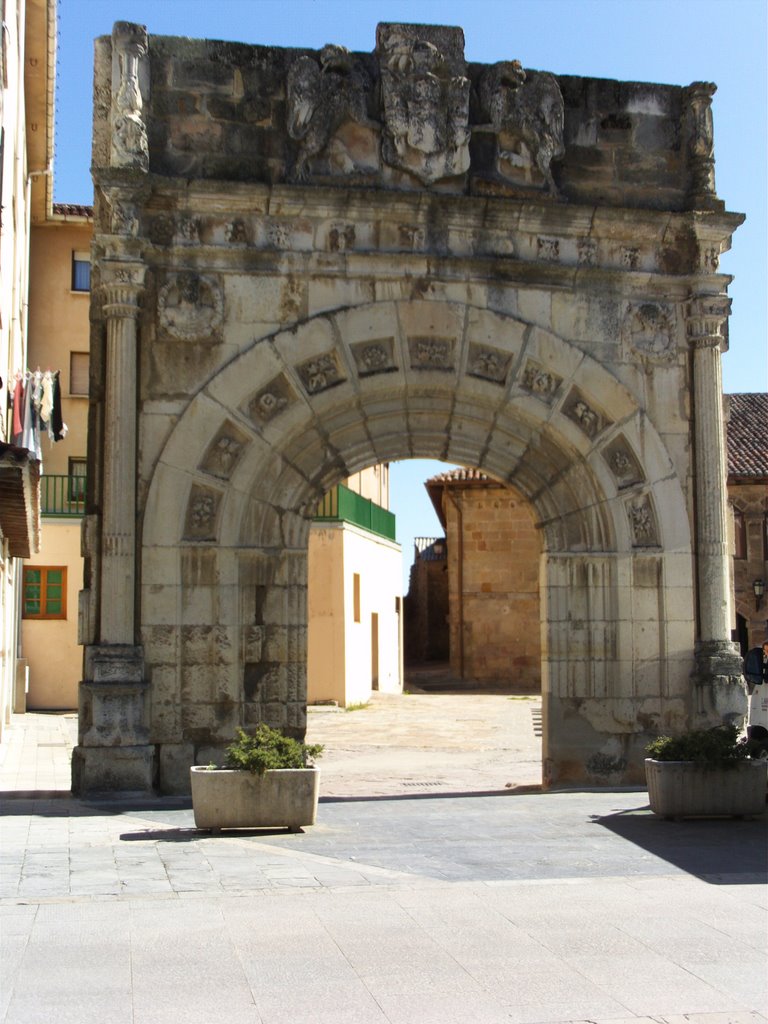 Puerta de la Torrejona, 2-05-2009 by David M.A.