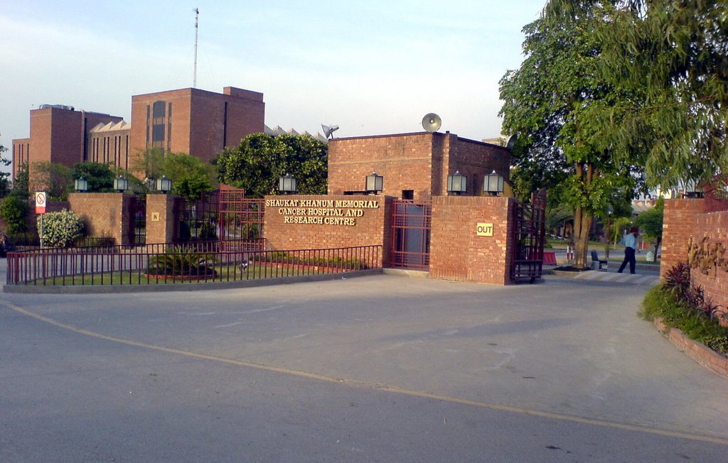 Main Entrance of Shokat Khanam Memorial Cancer Hospital, Lahore by Haq Nawaz (haqnawazs…