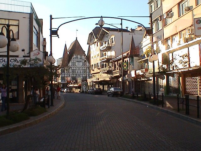 Caminando por las calles de Blumenau, Santa Catalina do Sul, Brasil by Gonzalo Villasol