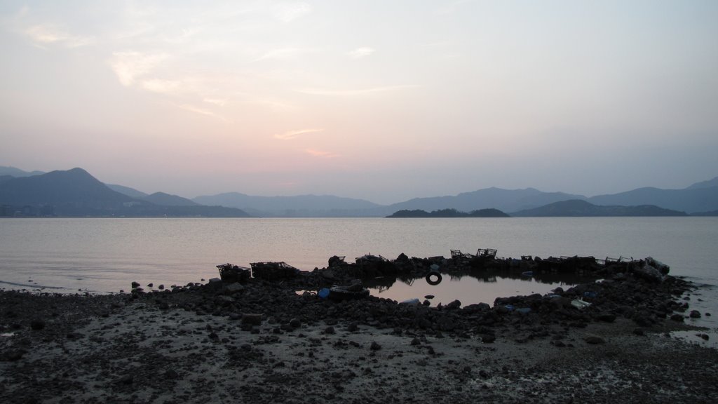 A pool at Ma On Shan beach by thinsing