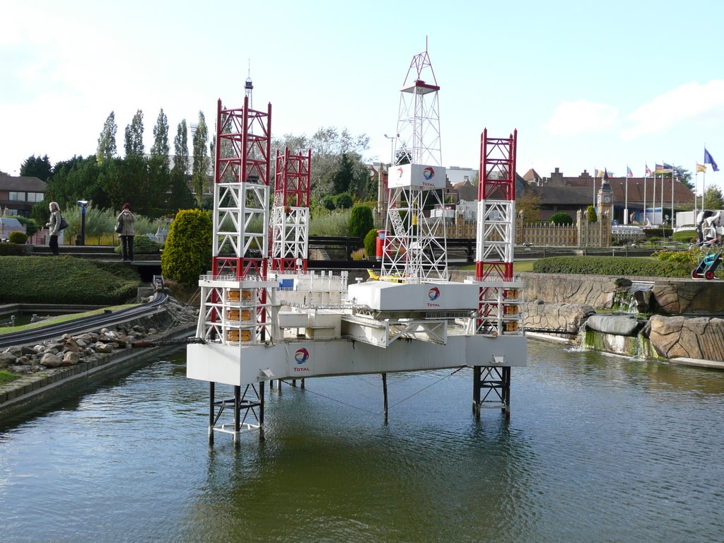 Mini Europe - Oil rig by Jakub Topinka