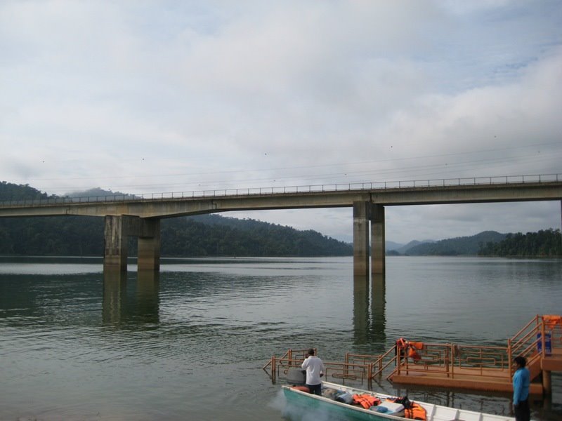 Lake Temenggor Bridge by mohd salim yunus