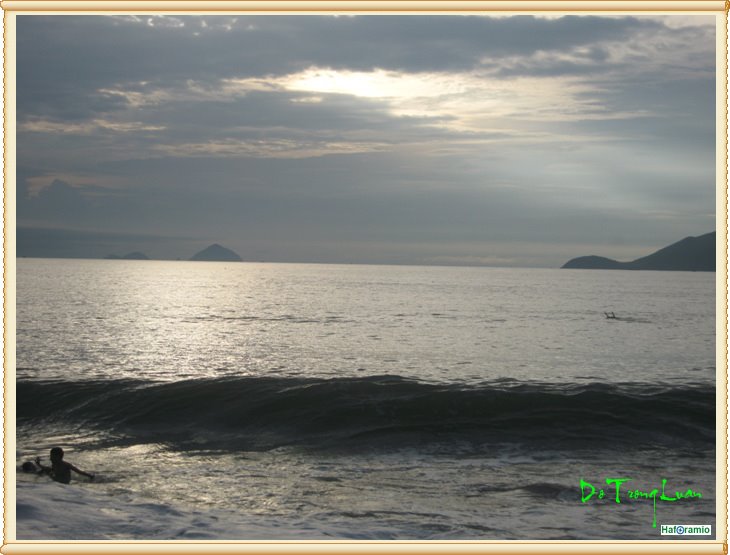 Sunrise on beach, Nhatrang Vietnam by Trọng Luân