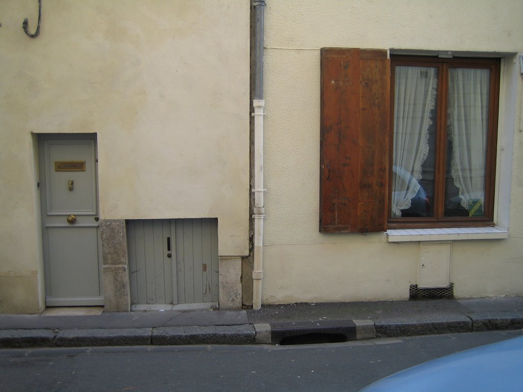 Petite porte à Sens by Souris