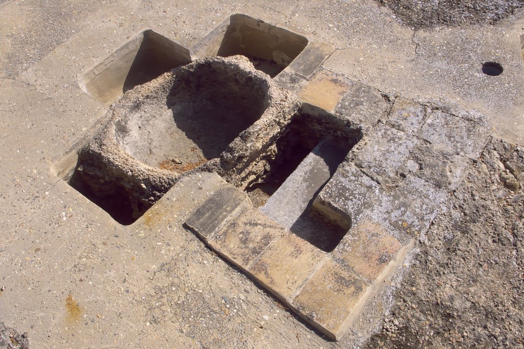 Basílica paleocristiana. Baptisterio. Piscina bautismal by José L Filpo