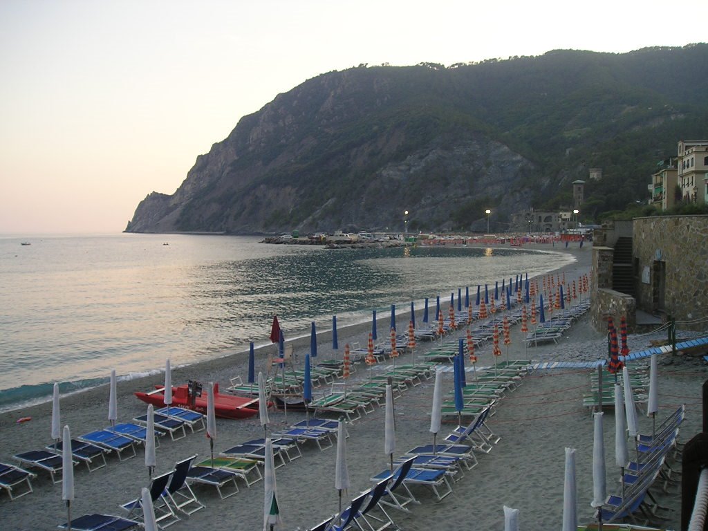 Monterosso al mare 8.30 di sera by lelecira