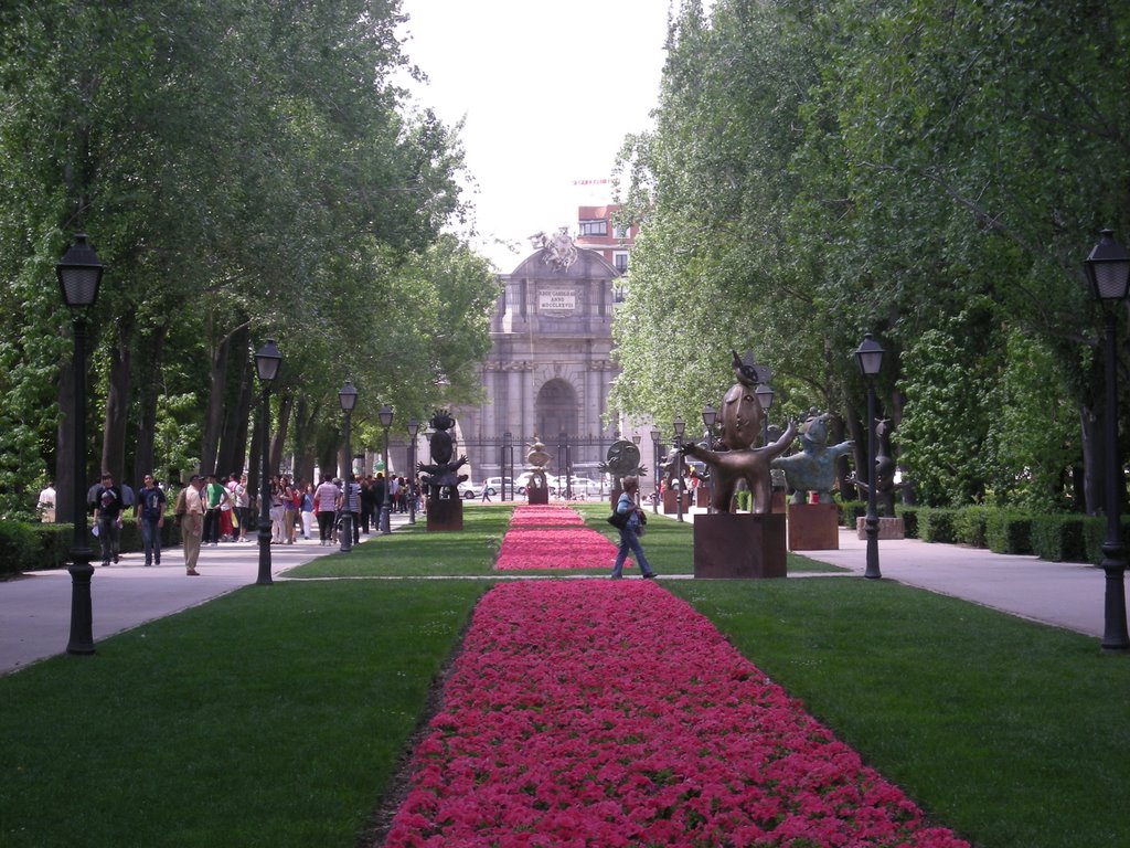 Paseo de Mexico-al fondo la Puerta de Alcalá (Parque del Retiro) by Florian PG