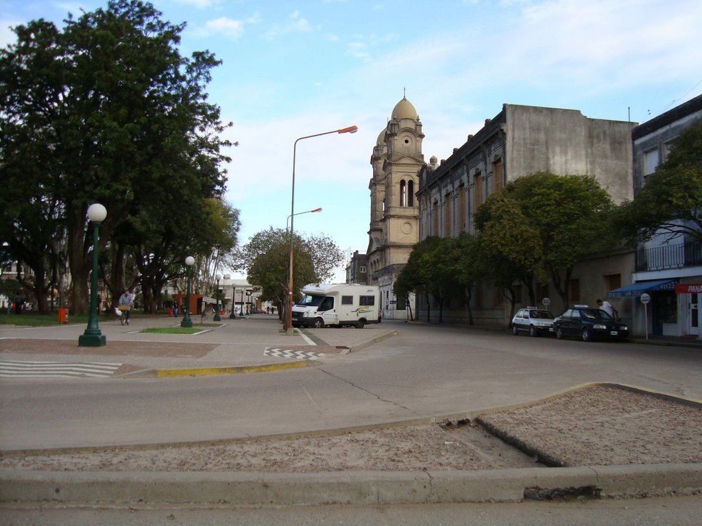 Catedral Gualeguaychú y plaza by lalupipi