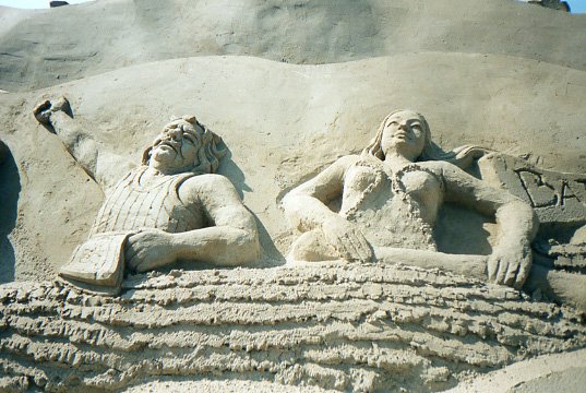 Sandsculptures in Thorn by Carli Peters