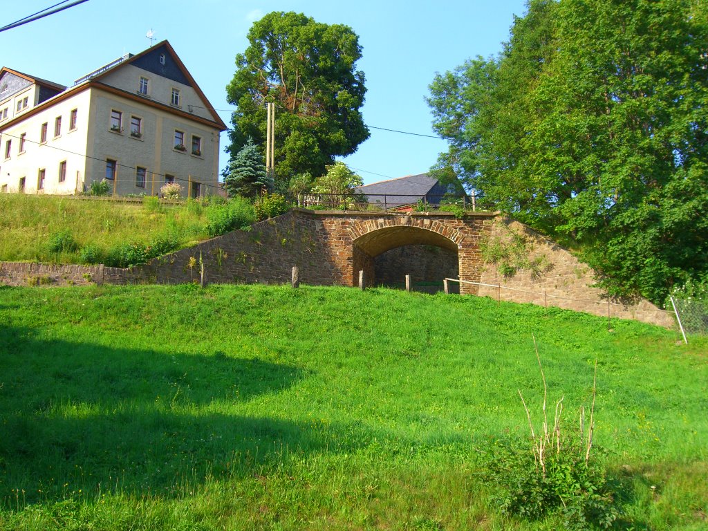 Gemauerter Straßendurchlaß der Schmalspurlinie by Schmalspur Sa.