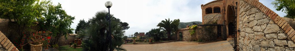 Panorama 360 deg Celler Guell Entrance Area - Notice the Gaudi Door [click twice for full view] by Fridtjof Stein