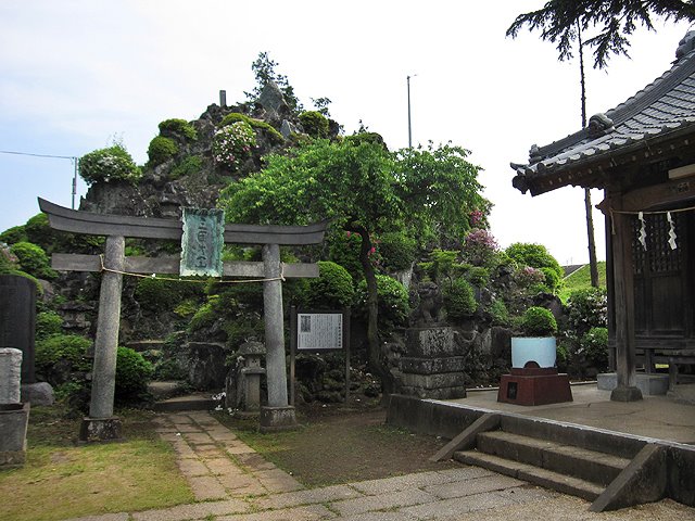 Kasukabe 宝珠花神社-富士塚 by beya_conger