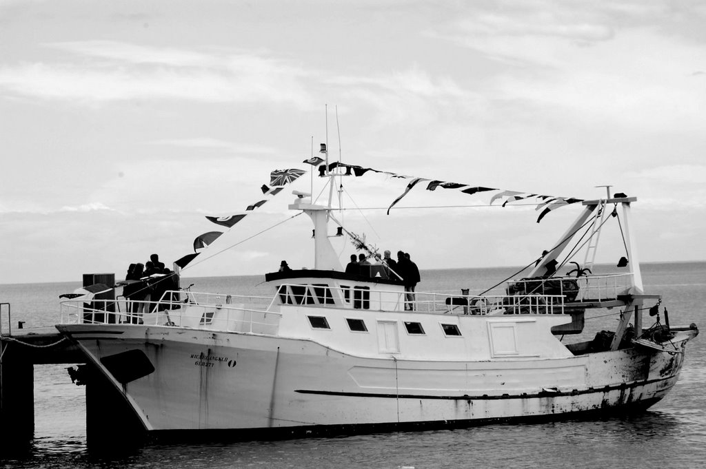 Paranza attraccata al Pontile by Rocco Rago