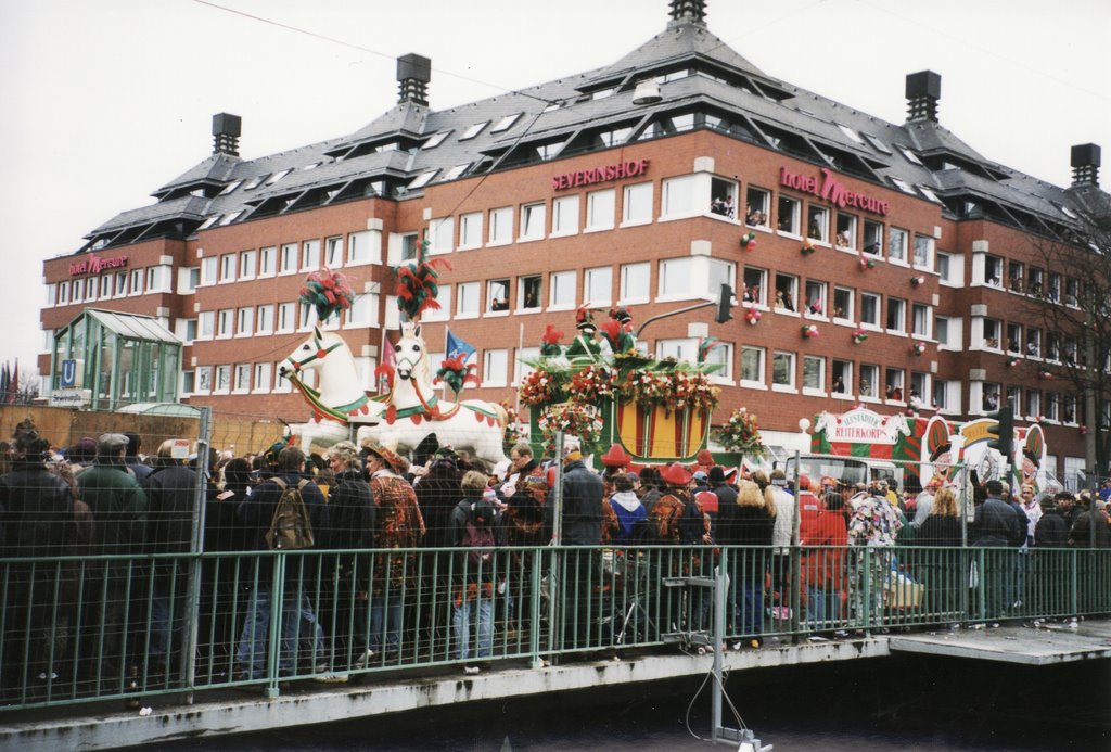 Carnaval sur Severinsstrasse (Koeln) by laurent lamiable