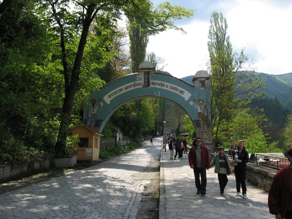 Bachkovo, pytja kym manastira by Stoyan Kyuchukov