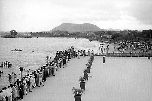 El balneario en la Bahía y al fondo el Cerro Ancón. by Adrián Yat