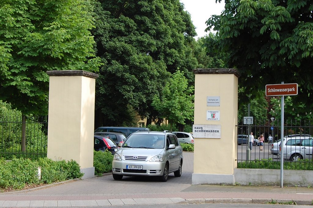 Einfahrt (Schönwasserpark) by der  Schatten