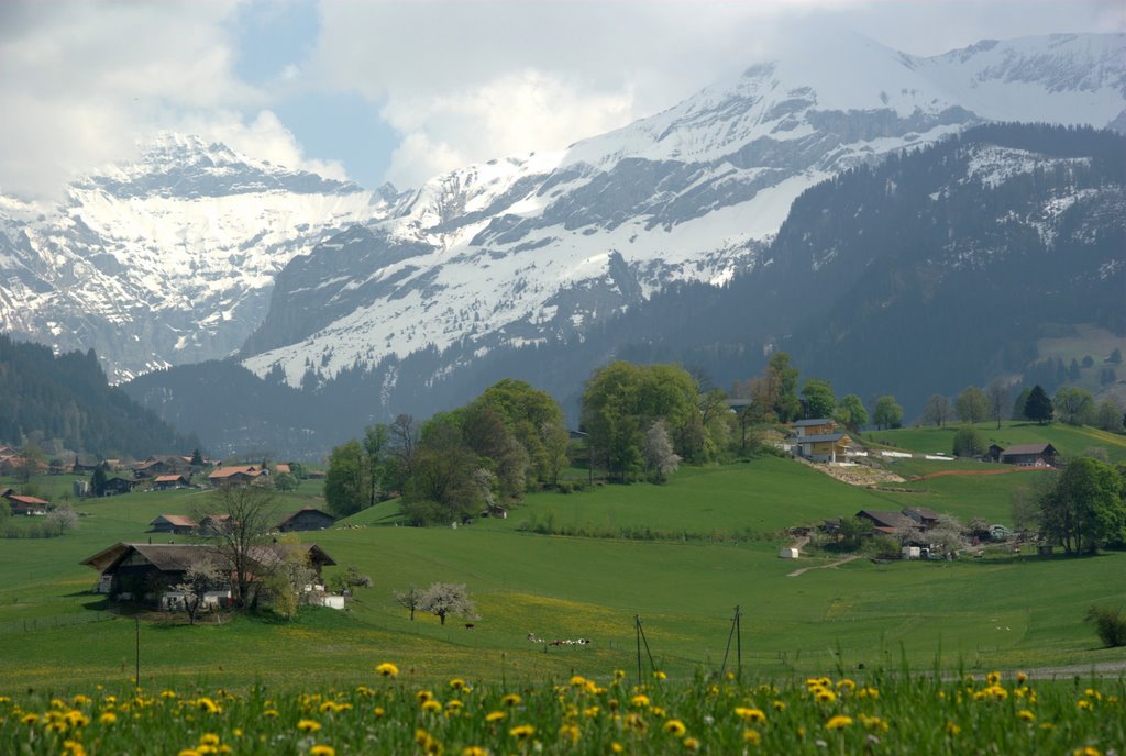 Mountains near Aeschi by yralim